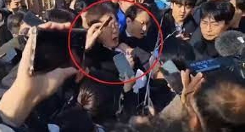 Corea del Sur: apuñalaron en el cuello al líder de la oposición