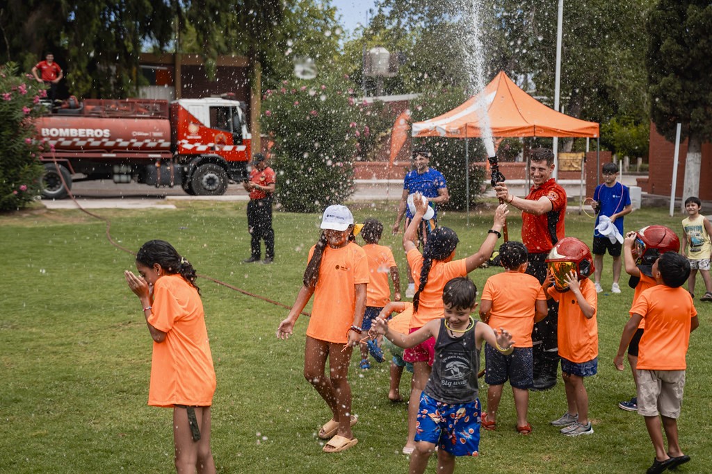 Seguridad en verano: Bomberos capacitan a miles de chicos en las colonias de San Juan
