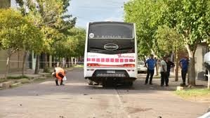 Tragedia en San Juan: un joven motociclista murió tras chocar con un colectivo en el Barrio Frondizi