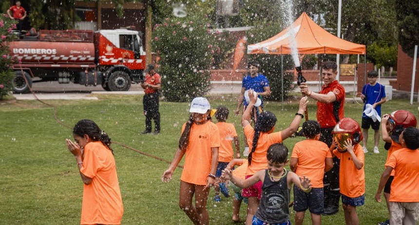 Seguridad en verano: Bomberos capacitan a miles de chicos en las colonias de San Juan