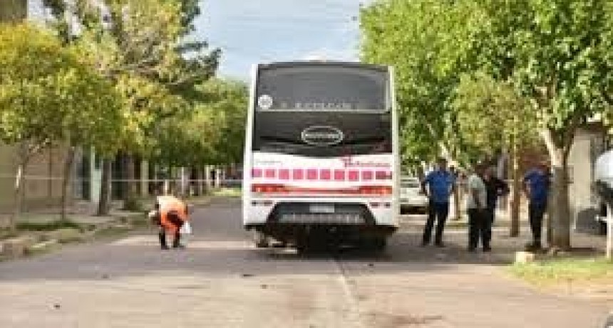 Tragedia en San Juan: un joven motociclista murió tras chocar con un colectivo en el Barrio Frondizi