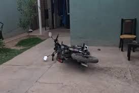 Secuestro de moto robada y tenencia de municiones: un detenido