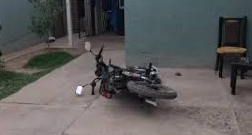 Secuestro de moto robada y tenencia de municiones: un detenido