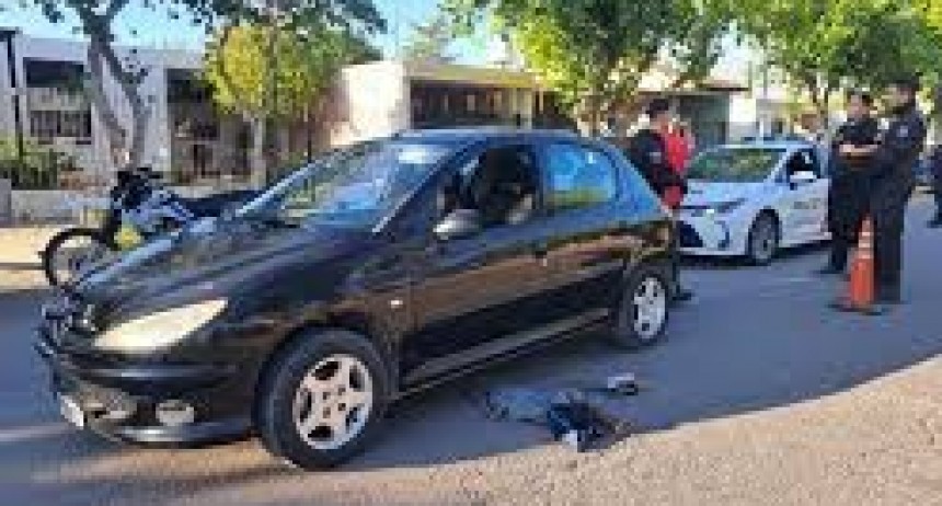 Lo atraparon empujando un auto robado: pretendía pasar por mecánico