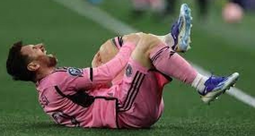 Messi recibió un terrible planchazo y quedo al borde de la frctura