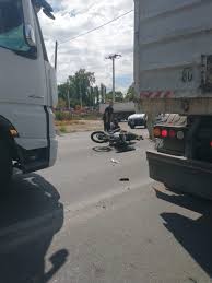 Ruta 20: un joven motociclista en grave estado tras colisionar con un cami&oacute;n batea