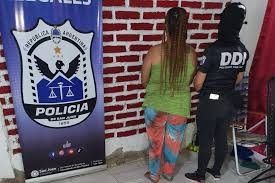 Golpe al narcomenudeo en Chimbas: desmantelan un "kiosco" y detienen a tres personas.