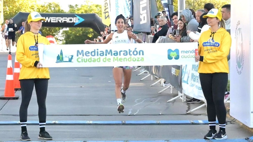 Paula Yacante gan&oacute; los 10K en la Media Marat&oacute;n de Mendoza