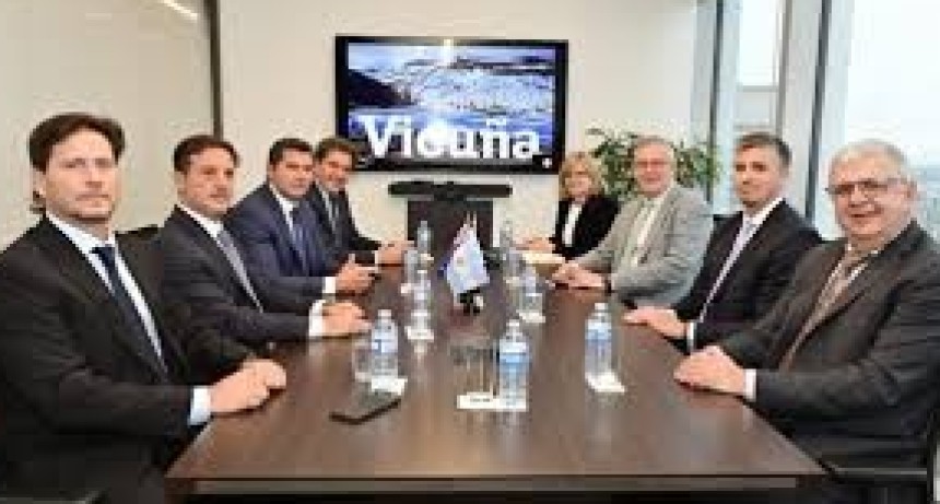 Orrego sella un acuerdo hist&oacute;rico con Vicu&ntilde;a Corp en Canad&aacute; para acelerar la inversi&oacute;n en cobre