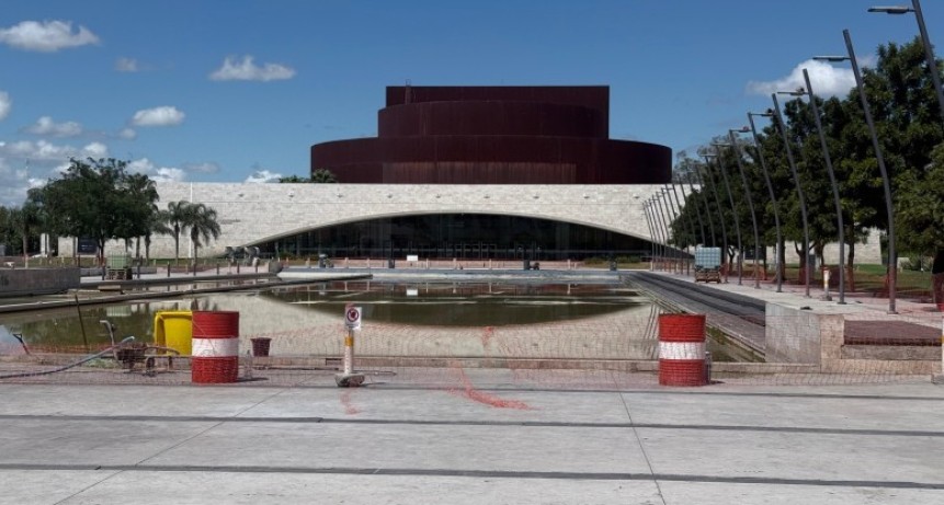 El agua de la fuente de la Plaza del Bicentenario se reutiliza para regar los espacios verdes