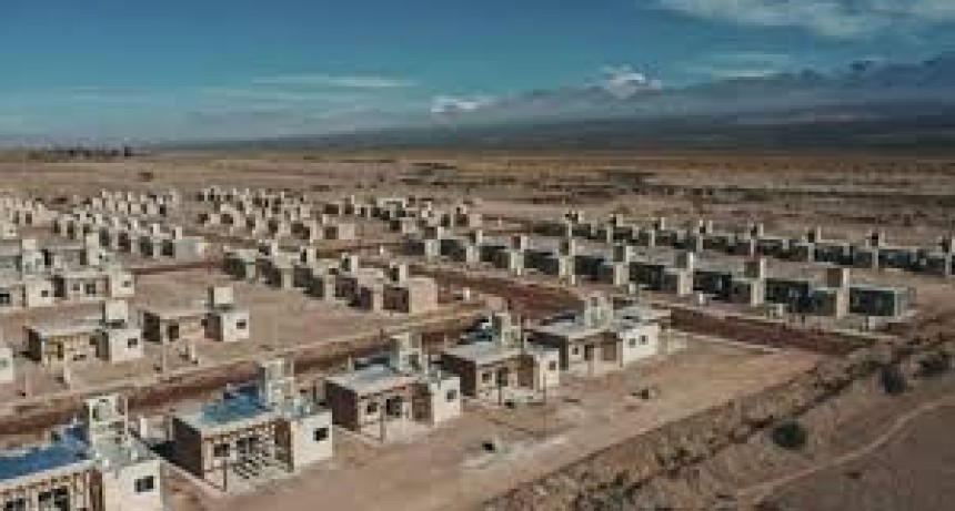 Viviendas del IPV: denuncian casas desocupadas mientras miles de familias esperan un techo.