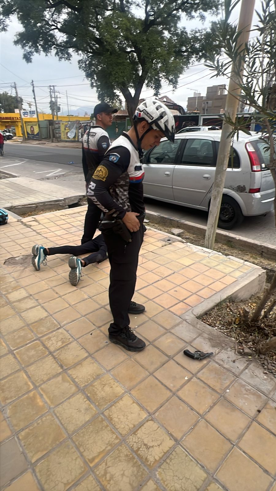 Fuga en moto termina en choque y secuestro de un arma de fuego en Capital