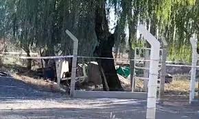 Tragedia en Sarmiento: volc&oacute; un cami&oacute;n que trasladaba obreros y muri&oacute; un joven de 28 a&ntilde;os