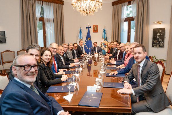 El gobernador Orrego recibi&oacute; a embajadores europeos en Casa de Gobierno