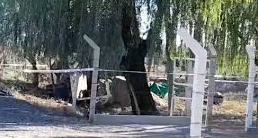 Tragedia en Sarmiento: volc&oacute; un cami&oacute;n que trasladaba obreros y muri&oacute; un joven de 28 a&ntilde;os