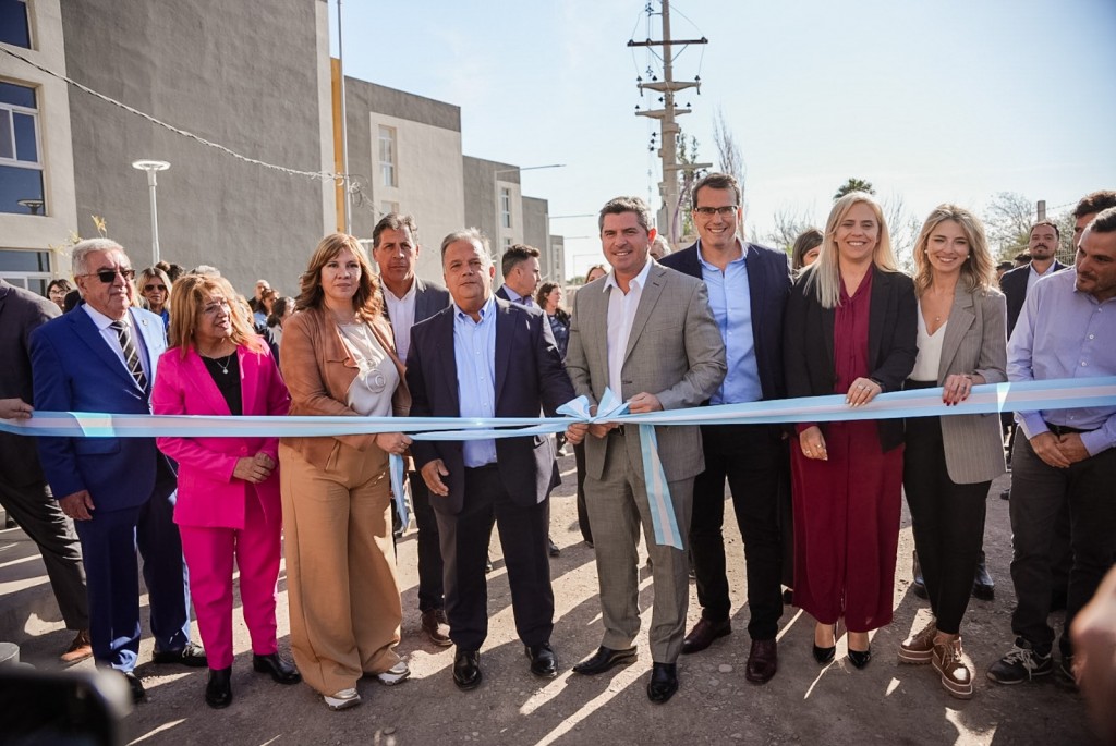 Orrego encabezó una nueva entrega de viviendas, esta vez en Rawson