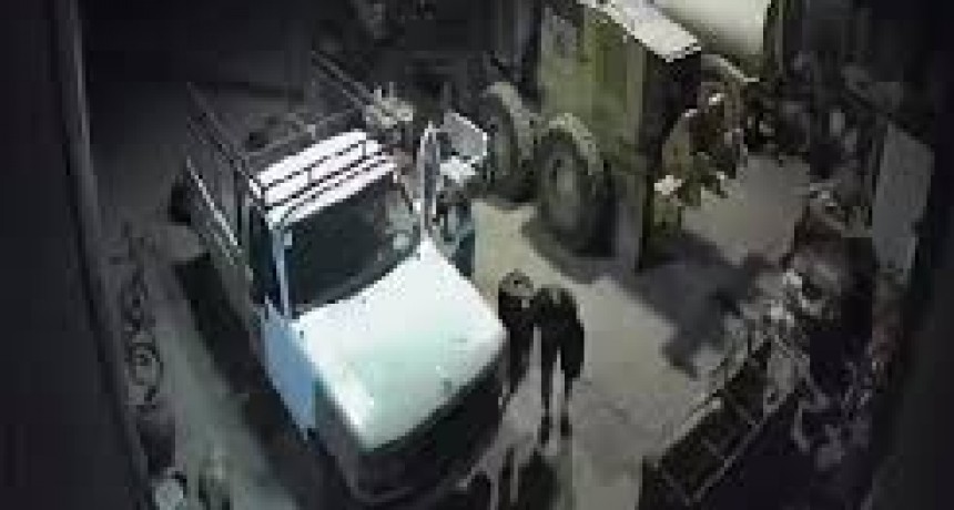 Calingasta: un gendarme y un empleado municipal fueron sorprendidos robando una camioneta del municipio