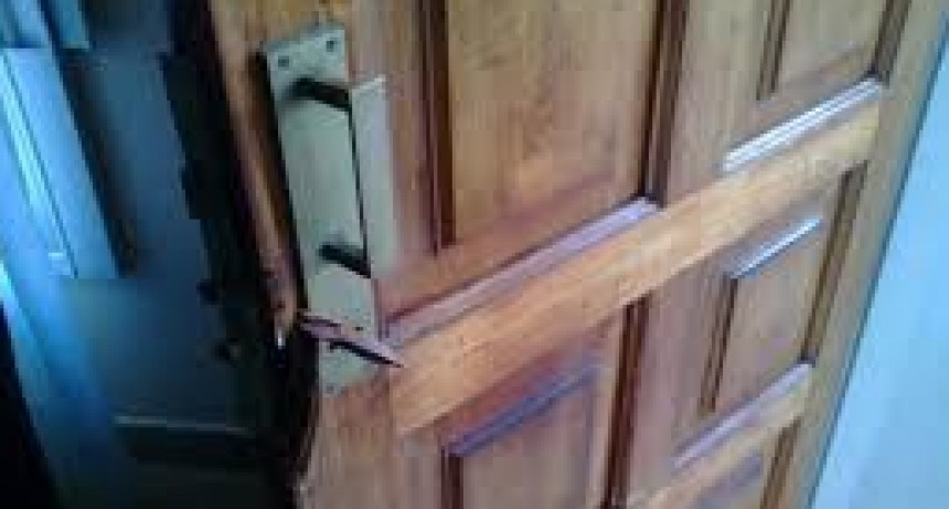Violento robo en Albardón: delincuentes destrozaron la puerta de una casa y se llevaron todo