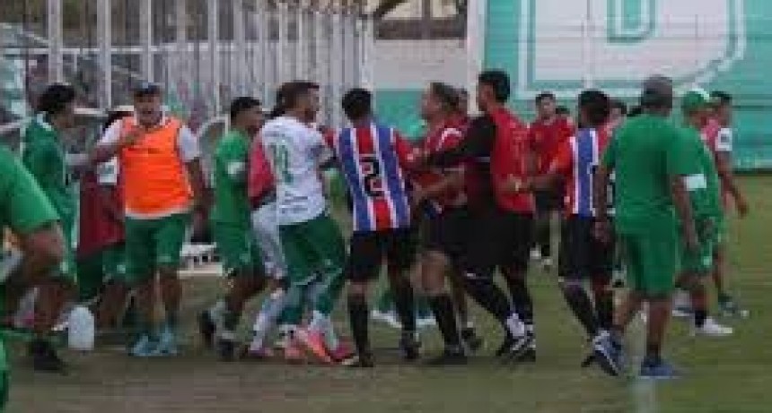 Violencia en el fútbol sanjuanino: Desamparados le ganó a Peñarol y el partido terminó a las piñas
