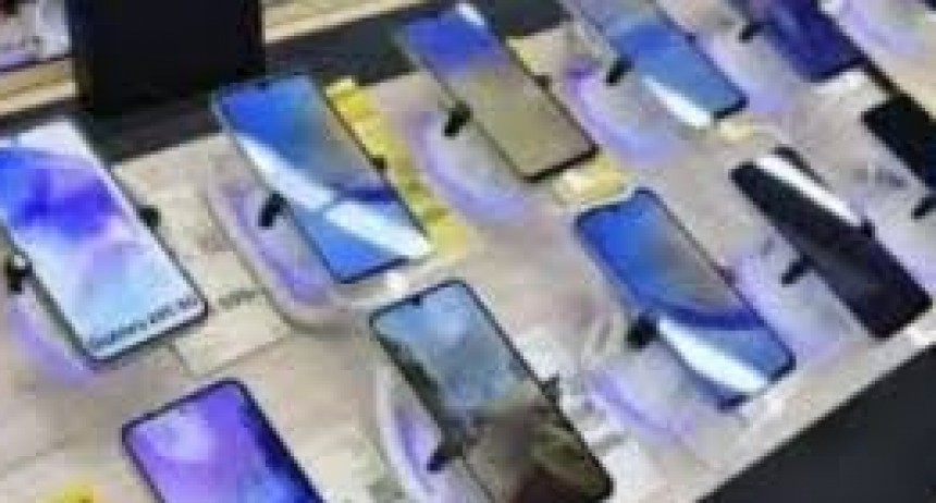 Milei baja impuestos a celulares, televisores, consolas y aires acondicionados: qué cambia y desde cuándo