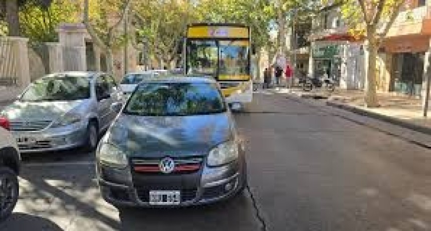 Triple choque en Capital: un motociclista terminó hospitalizado tras ser embestido