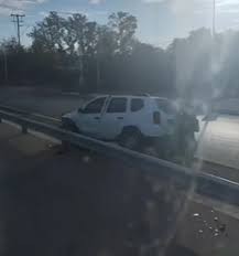Impactante accidente en Ruta 40: una camioneta choc&oacute; y qued&oacute; incrustada sobre el guardarra&iacute;l