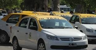 Choferes en alerta: San Juan prohibe el alquiler de licencias para taxis y remises