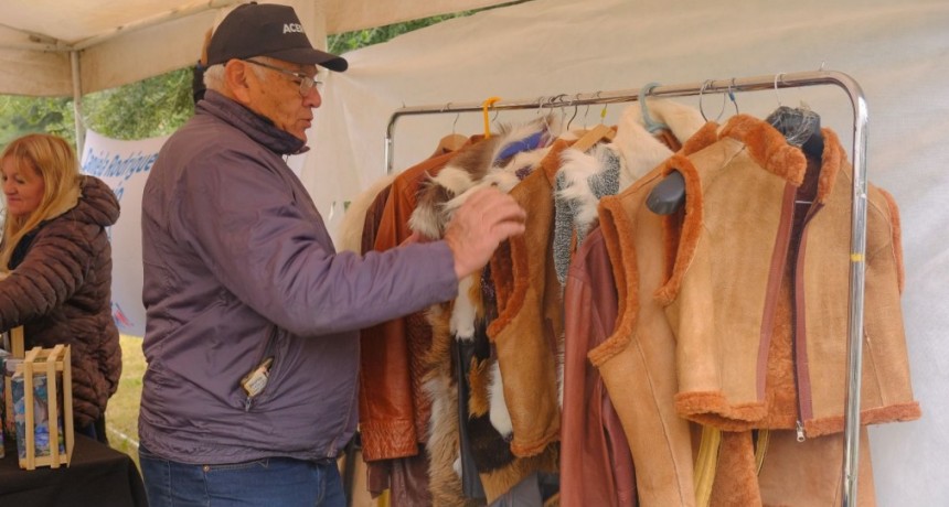 Chimbas celebra a lo grande el Día del Padre con autos clásicos y feria de emprendedores