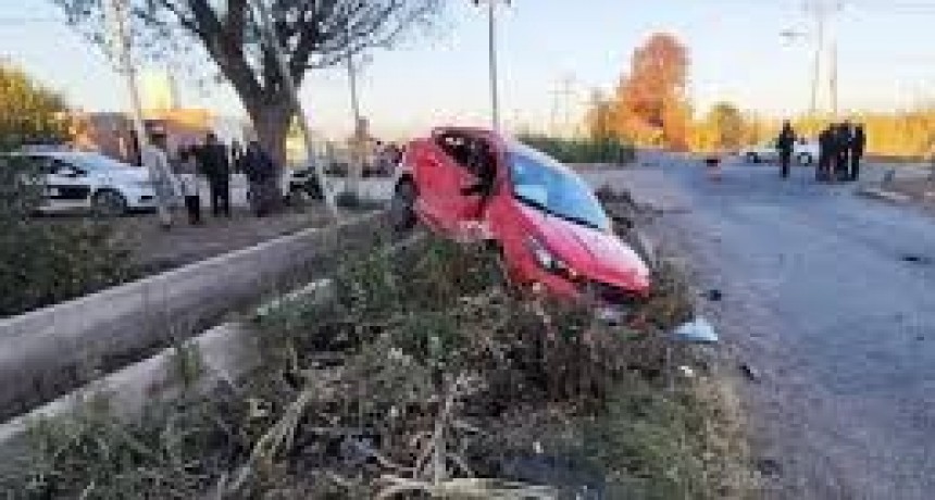 Rawson: un auto terminó en un canal tras un choque con un camión en un cruce peligroso