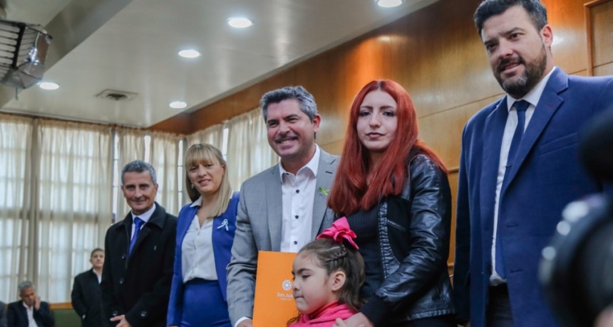 El gobernador encabezó una nueva entrega de audífonos, anteojos y subsidios para implantes cocleares