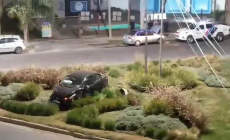 Violento choque en el lateral de Circunvalaci&oacute;n: un auto termin&oacute; sobre el pasto y el otro a contramano
