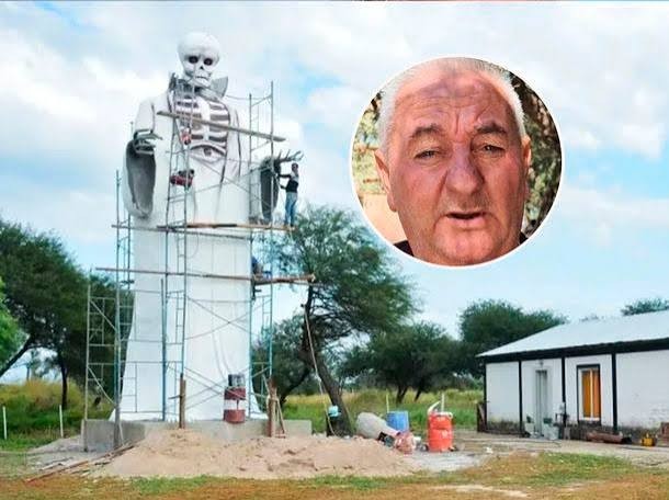 Muri&oacute; en pleno acto sexual el creador del imponente monumento a San La Muerte en Santiago del Estero