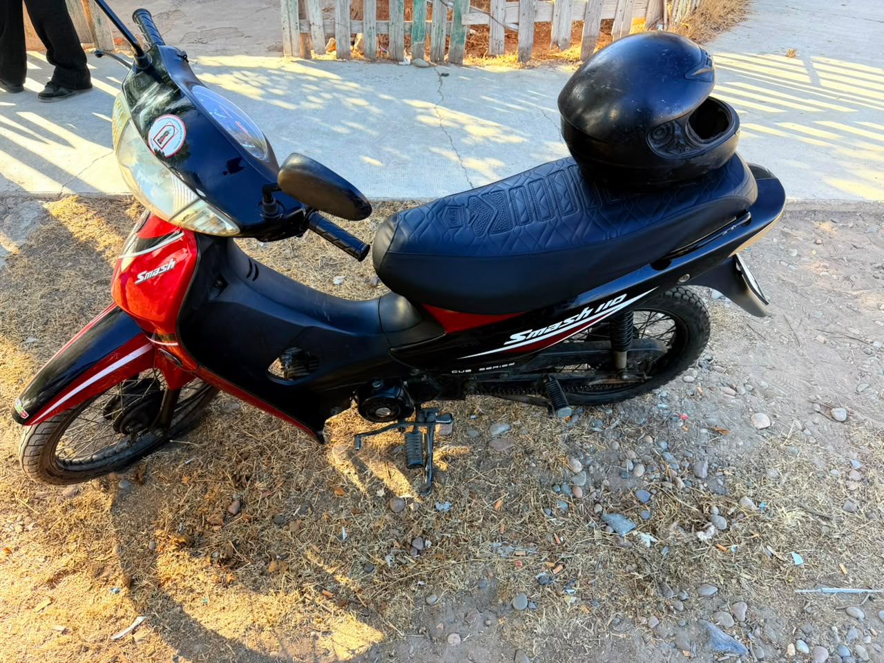 Aprehenden en Pocito a un joven que rob&oacute; una moto en el estacionamiento de un supermercado
