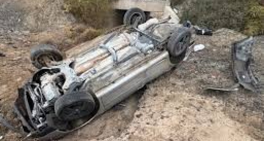 Impresionante vuelco en Iglesia: un auto despist&oacute; y termin&oacute; abajo de un puente