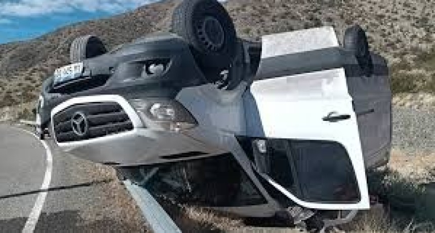 San Juan: volc&oacute; con su combi en la Quebrada de las Burras 