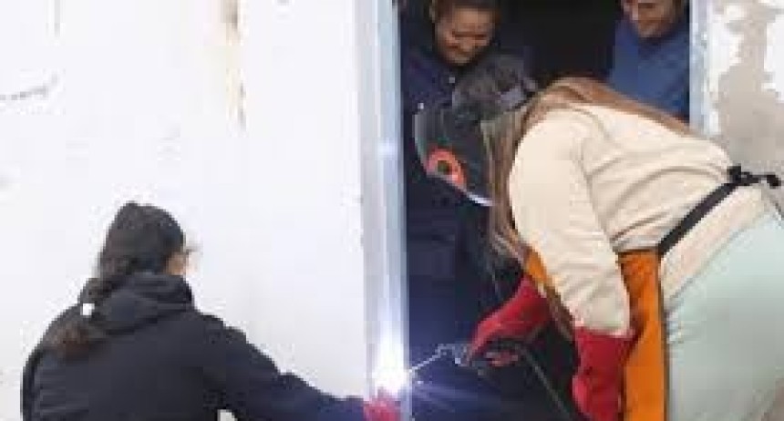 Orgullo en Chimbas: mujeres se capacitaron en soldadura y ya insertan sus trabajos