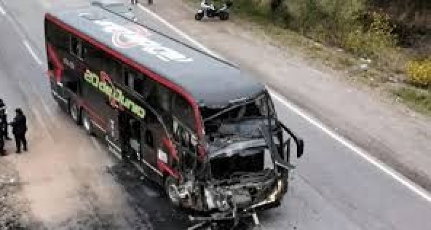 Tragedia en la Ruta 9/34: un muerto y seis heridos graves tras el violento choque entre un colectivo y un cami&oacute;n