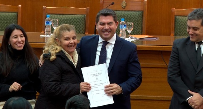 Orrego entreg&oacute; escrituras y reafirm&oacute; el compromiso de avanzar con la regularizaci&oacute;n dominial en San Juan
