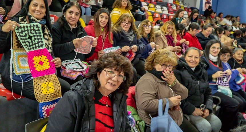 M&aacute;s de 500 tejedoras hicieron unas 60 mantas como homenaje a Do&ntilde;a Paula