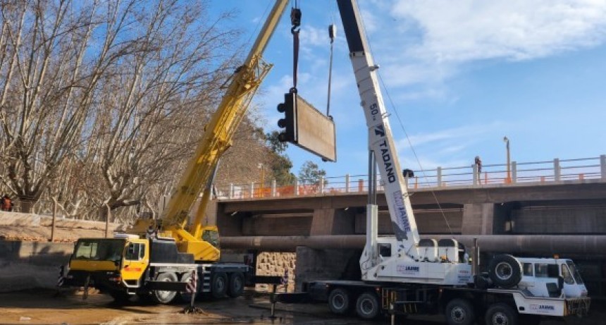  INFRAESTRUCTURA:  Retiraron las compuertas del Dique Ignacio de la Roza para repararlas