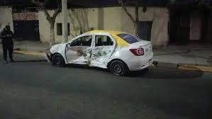 Violento Accidente en Chimbas: Un Taxi Destruido y Dos Heridos en Salta y Neuquén