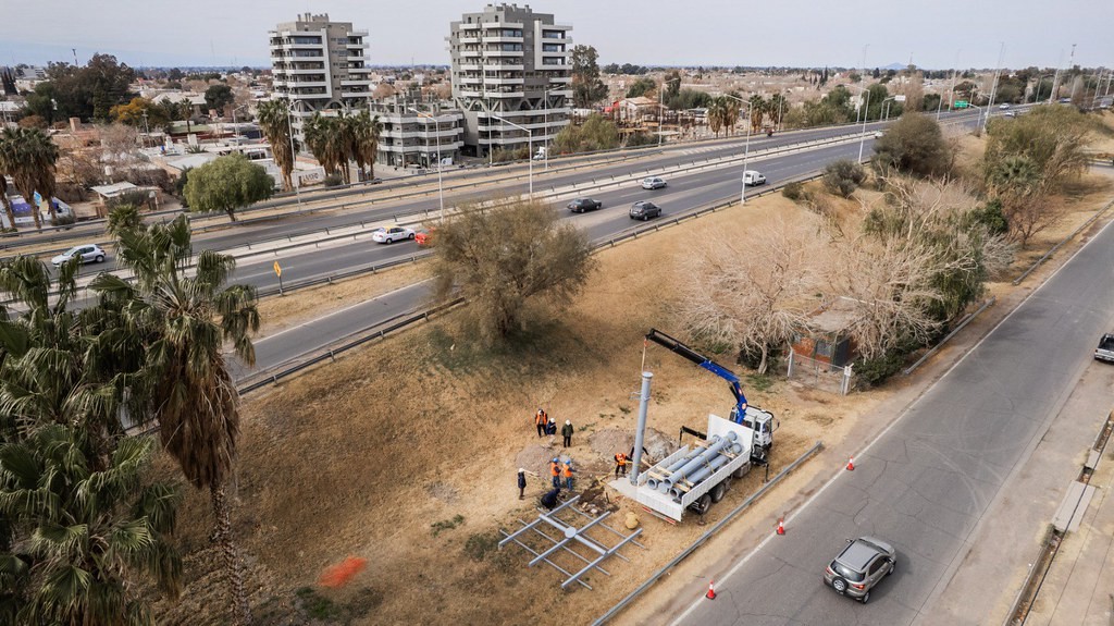 Comenzó el montaje de las primeras megaestructuras para convertir a la Circunvalación en la primera ruta solar del país