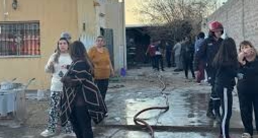 Incendio en Rawson: Un Hombre Trasladado al Hospital Tras una Posible Explosión