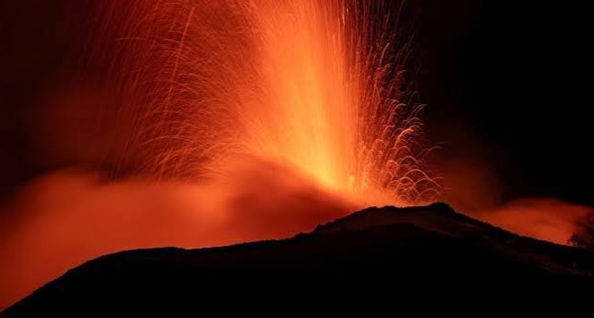 Caos en Sicilia: el volc&aacute;n Etna oblig&oacute; a cerrar el aeropuerto de Catania y hay espa&ntilde;olas atrapadas