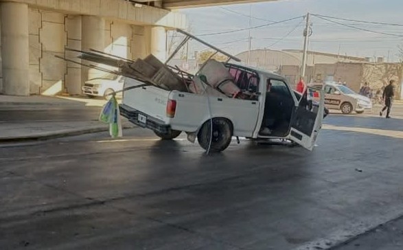 Caos en Ruta 40: fuerte choque entre un cami&oacute;n y una camioneta dej&oacute; dos heridos en Chimbas