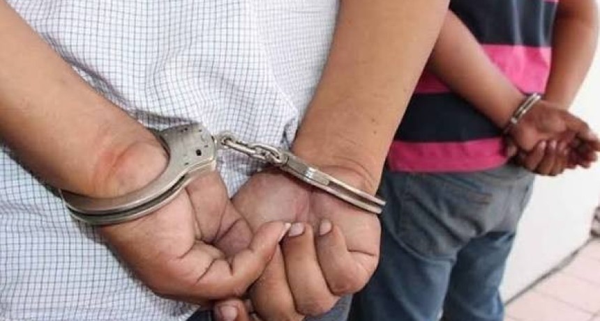 Chimbas: le robaron la mochila en la puerta de su casa, un vecino los persiguió y cayeron tras un brutal ataque a pedradas a la Policía