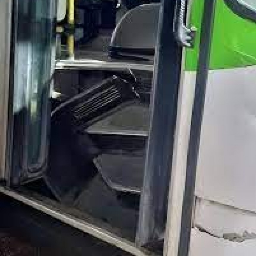 Buenos Aires: Se quebró el piso de un colectivo y un pasajero murió aplastado