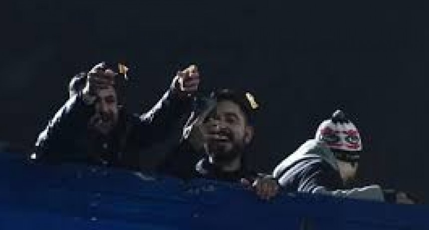 Hinchas de Cruzeiro se burlaron de los de Boca rompiendo billetes de $1.000