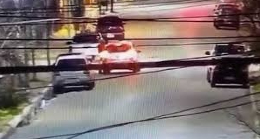 Detienen en Ensenada a un Hombre que Arrastró a su Exnovia en el Capot de su Auto
