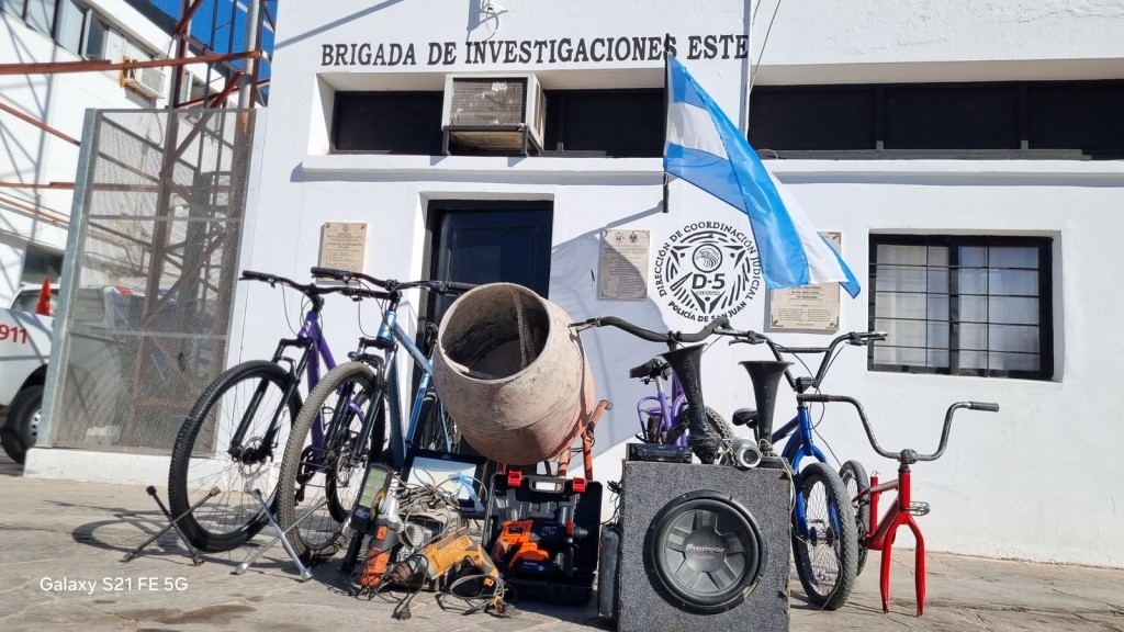 Caucete: cayeron dos sujetos con droga, una r&eacute;plica de rev&oacute;lver y un arsenal de herramientas robadas en el Barrio Marayes